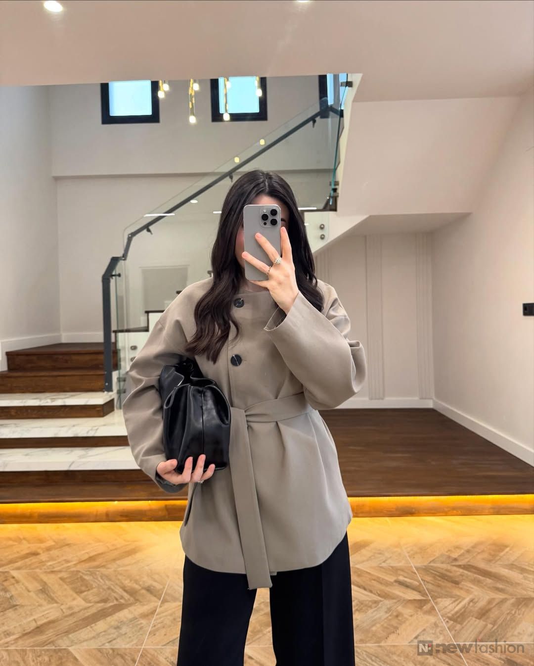 أنسومبل ريفا الفاخر: تألقي بجاذبية ساحرة وحضور طاغٍ بلا مجهود